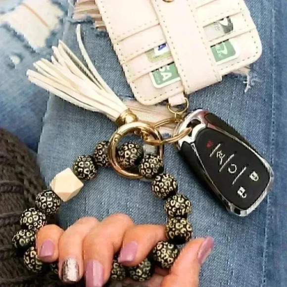 Leopard Beaded Key Ring Wallet Bracelet - Picture 2 of 3